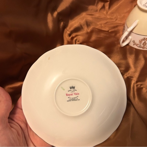 Royal Vale Vintage China Teacup and Saucer Bone China England Yellow Chintz - Picture 4 of 4